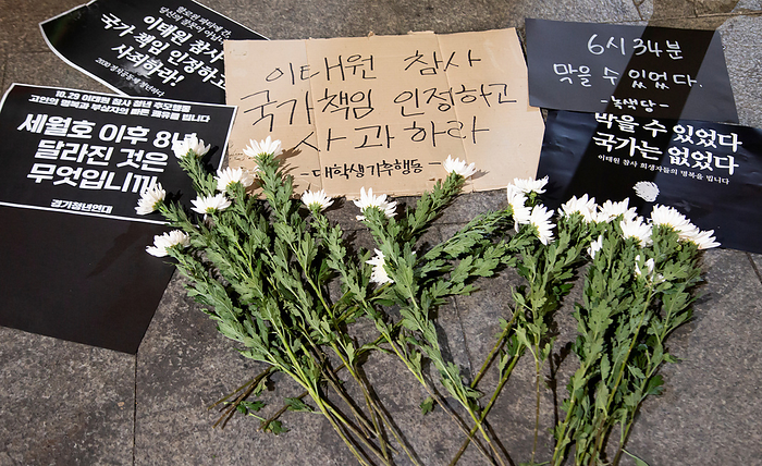 Itaewon s Halloween crowd crush in Seoul Halloween tragedy in Seoul s Itaewon district, November 2, 2022 : Signs which protesters put to mourn for the victims and to blame the government and President Yoon Suk Yeol, are seen in front of an alley in Itaewon district in Seoul, South Korea, where the Halloween crowd crush killed at least 156 people. The signs read,  The disaster could be prevented. There was no government   bottom R  and  Admit government s responsibility for the Itaewon disaster and apologize   C and top L .  Photo by Lee Jae Won AFLO   SOUTH KOREA 