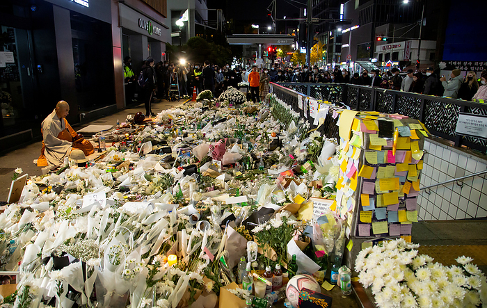 Itaewon s Halloween crowd crush in Seoul Halloween tragedy in Seoul s Itaewon district, November 2, 2022 : People mourn for the victims of the Halloween crowd crush at a makeshift memorial outside exit No. 1 of Itaewon subway station next to an alley in Itaewon district where the Halloween crowd crush killed at least 156 people in Seoul, South Korea.  Photo by Lee Jae Won AFLO   SOUTH KOREA 