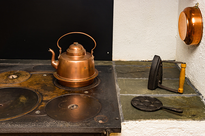 Rustikale Bauernhausausstattung   Traditioneller K chenherd Antique kitchen and household utensils