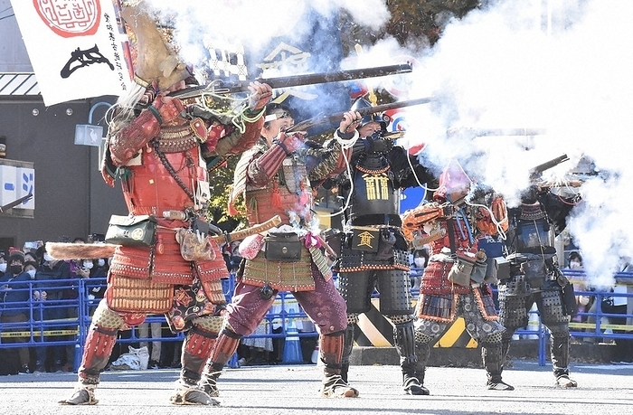 Gifu Nobunaga Festival Gunmen with firearms firing in single file during a samurai procession at Kanamachi 2, Gifu City, November 2022. Photo by Keisuke Ota, 1:32 p.m., November 6, 2022