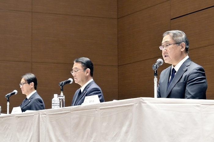 SMBC Nikko Securities Announces Disciplinary Action in Market Manipulation Case On November 4, SMBC Nikko Securities submitted to the Financial Services Agency measures to prevent recurrence in the market manipulation case and announced the punishment of its executives. Photo shows SMBC Nikko Securities President Yuichiro Kondo  center  and Sumitomo Mitsui Financial Group President Jun Ota  right , the parent company of SMBC Nikko Securities.