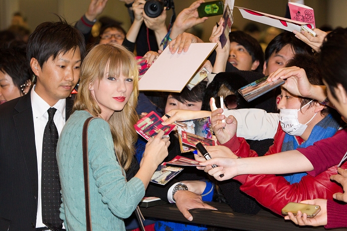 Taylor Swift, Nov 21, 2012 :  Tokyo, Japan - American singer-songwriter Taylor Swift poses for a photo with a fan at Narita International Airport, east of Tokyo. Swift is in Japan to promote her latest album 