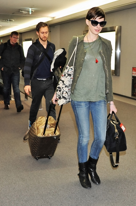 Anne Hathaway, Nov 26, 2012 : Tokyo, Japan : Actres Anne Hathaway(R) and Adam Shulman arrive at Narita International Airport in Chiba prefecture, Japan on November 26, 2012.