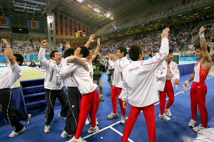 2004 Athens Olympics Gymnastics Men s team final, Japan wins gold medal Japan team group AUGUST 16, 2004   Gymnastics Artistic : The Japanese gymnastic team  Takehiro Kashima, Hiroyuki Tomita, Isao Yoneda, Daisuke Nakano, Naoya Tsukahara and Hisashi Mizutori of Japan wave to the crowd after winning the gold in the mens artistic gymnastics team final competition on August 16, 2004 during the Athens 2004 Summer Olympic Games at the Olympic Sports Complex Indoor Hall in Athens, Greece.   Photo by Jun Tsukida AFLO SPORT   0003 