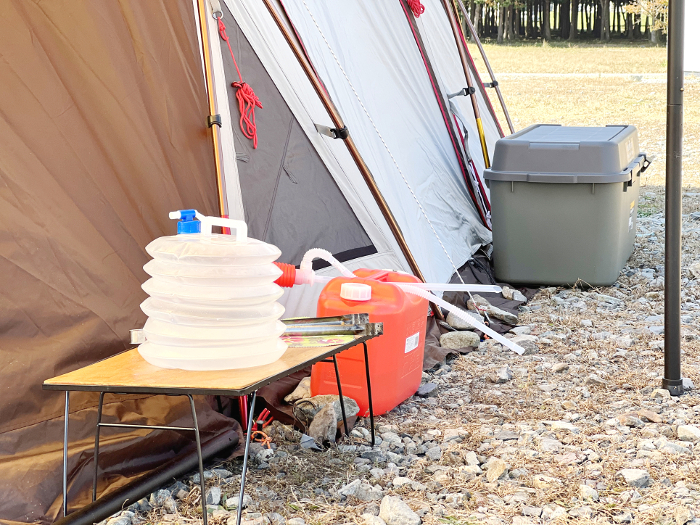 Water tank and polyethylene tank placed in front of the tent