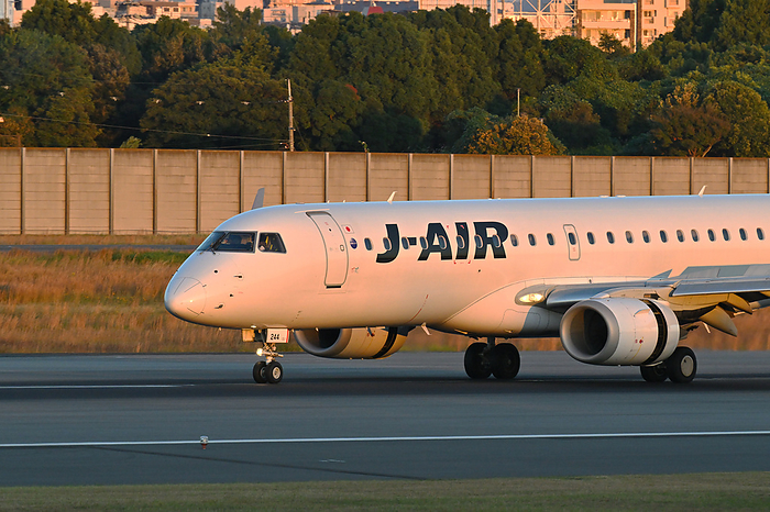 J AIR s Embraer 190 landing in Hyogo Prefecture Taken at Osaka International Airport