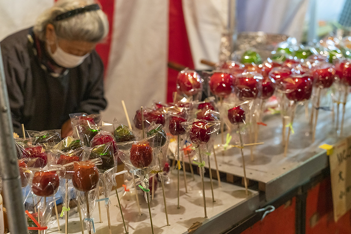 Tori no Ichi festival 2022 in Asakusa Candy apple stand, November 28, 2022   Tori no Ichi festival in Asakusa, Tokyo, Japan. People gather at Otori Shrine in Asakusa area for Tori no ichi. This is an annual festival held at shrines and temples nationwide on the days of the rooster in November. Business owners go to Tori no Ichi to buy a kumade  bamboo rake  to bring in good business and good fortune.  Photo by Keiichi Miyashita AFLO 
