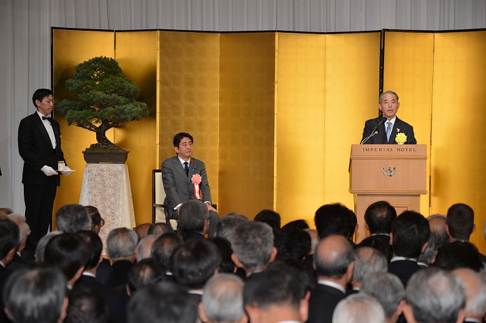 Talks about his desire to revitalize the economy Prime Minister Abe at New Year s Celebration January 7, 2013, Tokyo, Japan   Prime Minister Shinzo Abe attends a new year party co hosted by Japan s three major economic associations in Tokyo on Monday, January 7, 2013. In a speech at the party, Abe expressed his willingness toward speedy economic revitalization of the country.   Photo by Natsuki Sakai AFLO  AYF  mis 