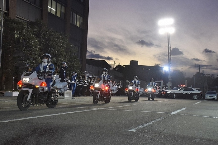 Motorcycles and police cars in action Motorcycles and police cars are dispatched to a crackdown at the prefectural police headquarters in Sakae machi 1, Tsu City, at 5:01 p.m. on December 1, 2022.
