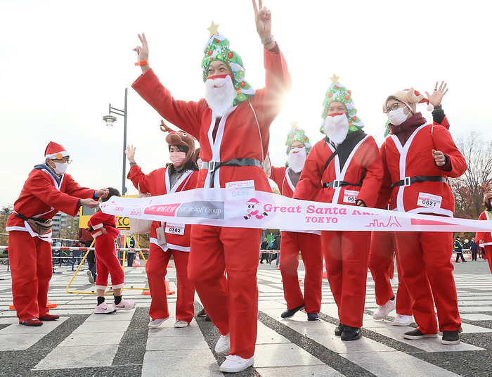 2022 Tokyo Great Santa Run December 3, 2022, Tokyo, Japan   People in Santa costumes finish the Tokyo Great Santa Run in Tokyo on Saturday, December 3, 2022. Some 1,800 people participated a charity event which would donate to children hospitals.   Photo by Yoshio Tsunoda AFLO  