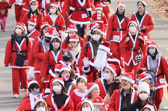 2022 Tokyo Great Santa Run December 3, 2022, Tokyo, Japan   People in Santa costumes walk at the Komazawa Olympic Park for the Tokyo Great Santa Run in Tokyo on Saturday, December 3, 2022. Some 1,800 people participated a charity event which would donate to children hospitals.   Photo by Yoshio Tsunoda AFLO  