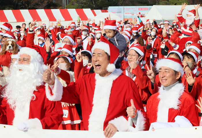 2022 Tokyo Great Santa Run December 3, 2022, Tokyo, Japan   Former professional baseball player Kiyoshi Nakahata  C  and people in Santa costumes pose for photo before starting the Tokyo Great Santa Run in Tokyo on Saturday, December 3, 2022. Some 1,800 people participated a charity event which would donate to children hospitals.   Photo by Yoshio Tsunoda AFLO  