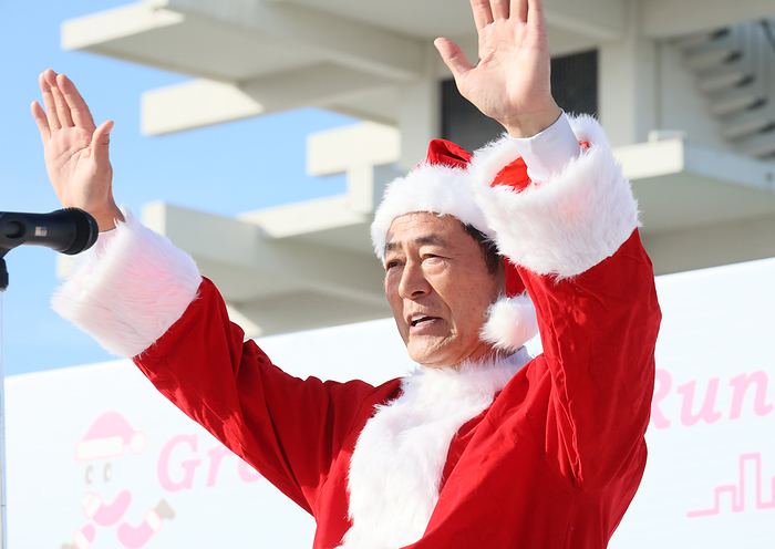 2022 Tokyo Great Santa Run December 3, 2022, Tokyo, Japan   Former professional baseball player Kiyoshi Nakahata in Santa costume speaks before starting the Tokyo Great Santa Run in Tokyo on Saturday, December 3, 2022. Some 1,800 people participated a charity event which would donate to children hospitals.   Photo by Yoshio Tsunoda AFLO  
