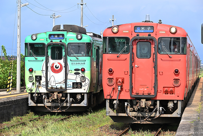 Kiha 40 series train  Oyaji s train  and Kiha 47 series diesel train exchange trains on the Sakai Line in Tottori Prefecture, Japan. Taken at Yumigahama Station