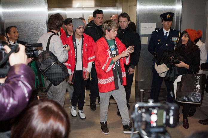 One Direction, Jan 17, 2013 : Chiba, Japan - Niall Horan of English-Irish pop boy band One Direction checks his phone upon his at Narita International Airport, east of Tokyo. This is One Direction's first trip to Japan in which they are in Tokyo to promote their second album 'Take Me Home'. (Photo by Christopher Jue/Nippon News)