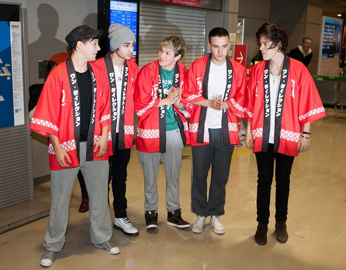 One Direction, Jan 17, 2013 : Chiba, Japan - (L-R) Louis Tomlinson, Zayn Malik, Niall Horan, Liam Payne, Harry Styles wearing Japanese traditional costumes. English-Irish pop boy band One Direction arrives at Narita International Airport, east of Tokyo. This is One Direction's first trip to Japan in which they are in Tokyo to promote their second album 'Take Me Home'. (Photo by Christopher Jue/Nippon News)