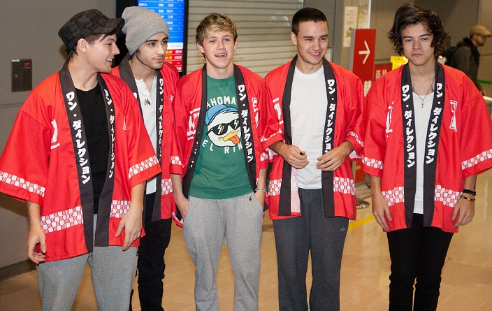 One Direction, Jan 17, 2013 : Chiba, Japan - (L-R) Louis Tomlinson, Zayn Malik, Niall Horan, Liam Payne, Harry Styles wearing Japanese traditional costumes. English-Irish pop boy band One Direction arrives at Narita International Airport, east of Tokyo. This is One Direction's first trip to Japan in which they are in Tokyo to promote their second album 'Take Me Home'. (Photo by Christopher Jue/Nippon News)