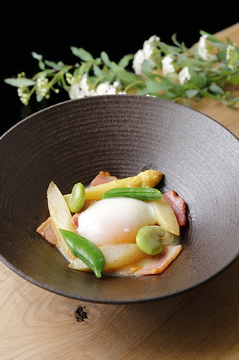 White asparagus and bacon with hot egg