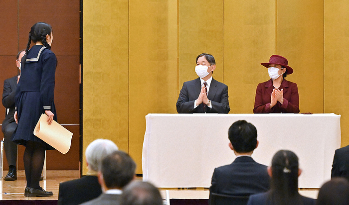 Awards Ceremony related to Disabled Persons Week Their Majesties the Emperor and Empress applaud the student who won the grand prize in the high school category of essay writing at the award ceremony for those who have made great efforts to support the disabled.