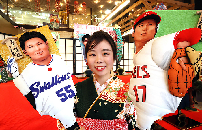 Kyugestu displays special hagoitas with depiction of this year s newsmakers December 6, 2022, Tokyo, Japan   Japanese doll maker Kyugetsu employee displays ornamental wooden racket or hagoita with depiction of Japanese professional baseball players Munetaka Murakami  L  of Tokyo Yakult Swallows and Shohei Otani  R  of Los Angeles Angels for this year s faces at the company s showroom in Tokyo on Tuesday, December 6, 2022. Kyugetsu made special hagoitas for this year s newsmakers as yearend tradition.   Photo by Yoshio Tsunoda AFLO 