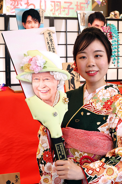 Kyugestu displays special hagoitas with depiction of this year s newsmakers December 6, 2022, Tokyo, Japan   Japanese doll maker Kyugetsu employee displays ornamental wooden racket or hagoita with depiction of late British Queen Elizabeth II for this year s face at the company s showroom in Tokyo on Tuesday, December 6, 2022. Kyugetsu made special hagoitas for this year s newsmakers as yearend tradition.   Photo by Yoshio Tsunoda AFLO 