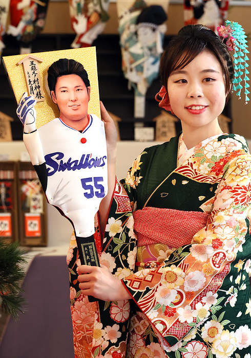 Kyugestu displays special hagoitas with depiction of this year s newsmakers December 6, 2022, Tokyo, Japan   Japanese doll maker Kyugetsu employee displays ornamental wooden racket or hagoita with depiction of Japanese professional baseball players Munetaka Murakami of Tokyo Yakult Swallows for this year s face at the company s showroom in Tokyo on Tuesday, December 6, 2022. Kyugetsu made special hagoitas for this year s newsmakers as yearend tradition.   Photo by Yoshio Tsunoda AFLO 