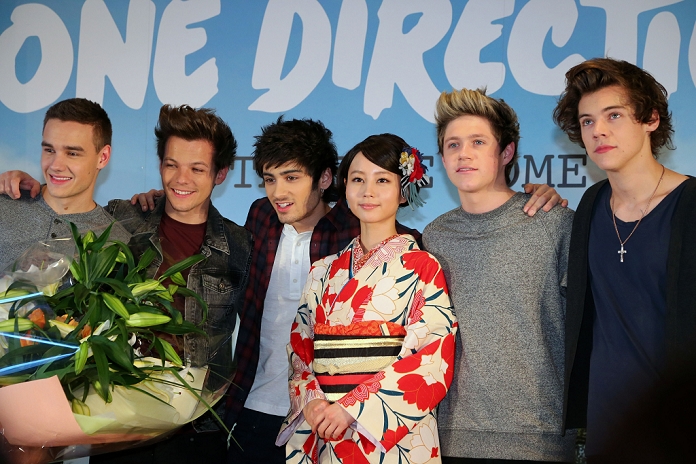 Liam Payne, Louis Tomlinson, Zayn Malik, Maki Horikita, Niall Horan and Harry Styles, Jan 18, 2013 :One Direction in Japan, January 18th 2013, Tokyo (L-R) Liam Payne, Louis Tomlinson, Zayn Malik, Japanese actress Maki Horikita, Niall Horan, Harry Styles One Direction's first press The boy band is here for 3 days and will appear on Japanese TV's Friday night music show tonight (Photo by AFLO)