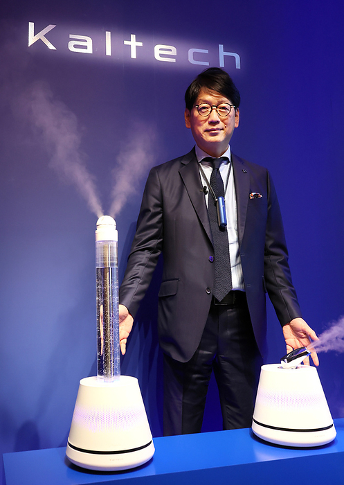High Tech venture Kaltech dsiplays a humidifier with photocatalytic technology December 6, 2022, Tokyo, Japan   Japan s high tech venture Kaltech president Junichi Somei displays a beauty  humidifier with photocatalytic technology  Yurugi Jyunsui Premier  which purifies sprayed water with photocatalytic technology and decomposes bacteria in the tray in Tokyo on Tuesday, December 6, 2022. The new humidifier can transform humidifier to beauty machine with a beauty attachment.   Photo by Yoshio Tsunoda AFLO 