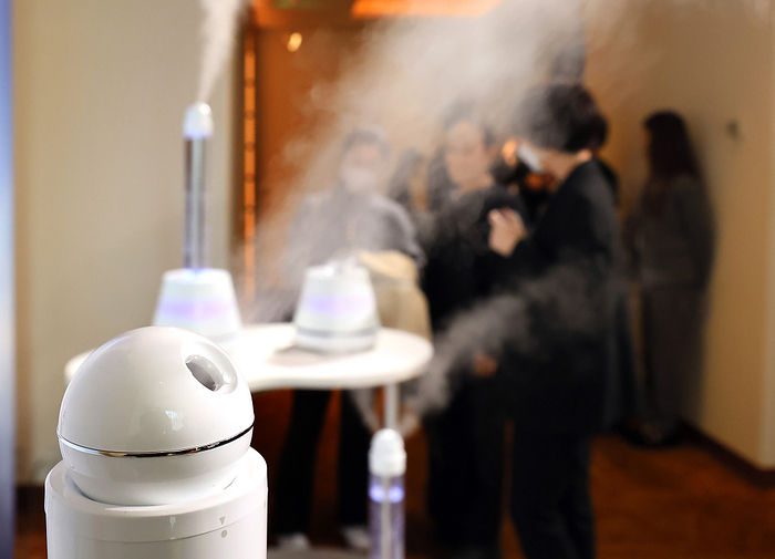 High Tech venture Kaltech dsiplays a humidifier with photocatalytic technology December 6, 2022, Tokyo, Japan   Japanese high tech venture Kaltech displays a beauty  humidifier with photocatalytic technology  Yurugi Jyunsui Premier  which purifies sprayed water with photocatalytic technology and decomposes bacteria in the tray in Tokyo on Tuesday, December 6, 2022. The new humidifier can transform humidifier to beauty machine with a beauty attachment.   Photo by Yoshio Tsunoda AFLO 