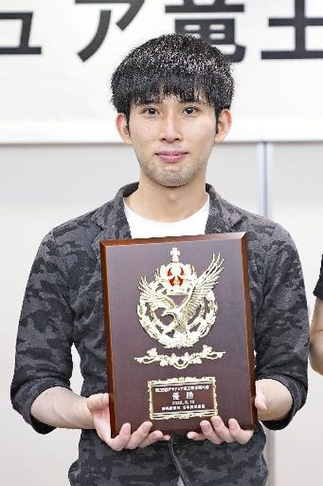 Reo Koyama, a strong amateur player who won the 35th amateur Shogi Ryuoh Tournament. Reo Koyama, a strong amateur player who won the 35th Shogi and Amateur Ryuoh Tournament. Photo of his face  published as a portrait in the evening edition of September 13, 2022,  Mr. Koyama: Qualification for Kishi Transfer Examination .