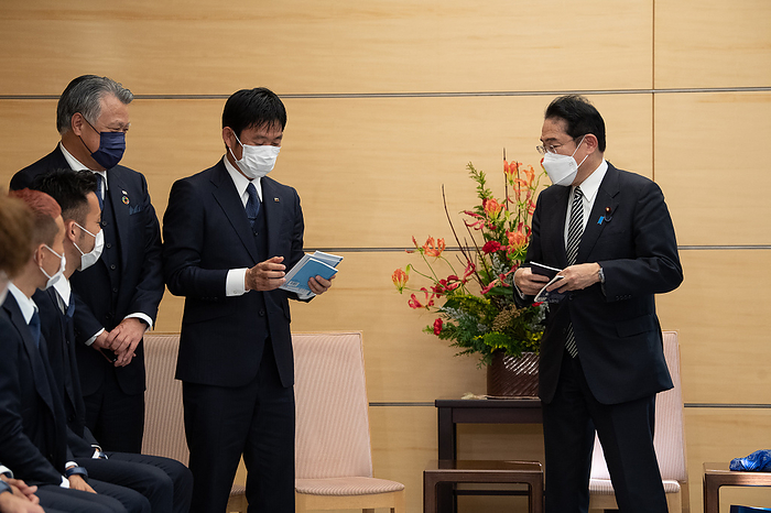 Japan national football team visits at the prime minister s office Japanese Prime Minister Fumio Kishida  R  and Japan national football team head coach Hajime Moriyasu exchange their memo pad during a meeting at the prime minister s office in Tokyo, Japan, December 8, 2022. Japan returned to Japan on December 7, after losing the FIFA World Cup Qatar 2022 Round of 16 match against Croatia.  Photo by JFA AFLO 