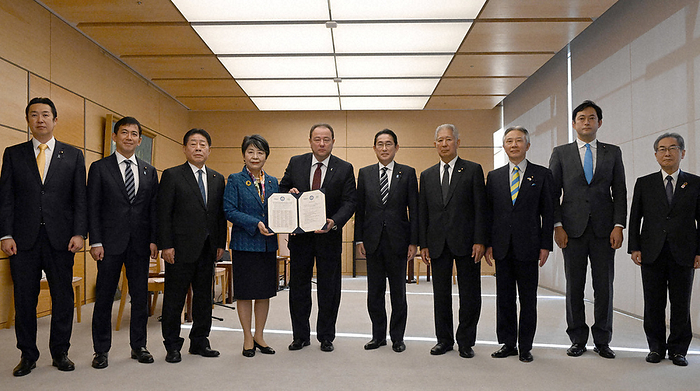 Ukrainian Ambassador to Japan Korsunsky  5th from left  receives a catalog of generators from former Justice Minister Yoko Kamikawa  4th from left . Ukrainian Ambassador to Japan Korsunsky  5th from left  receives a catalog of generators from former Justice Minister Yoko Kamikawa  4th from left . The sixth person is Prime Minister Fumio Kishida at the Prime Minister s Office at 11:39 a.m. on December 14, 2022.