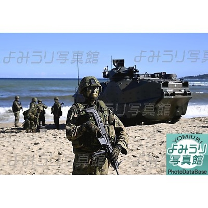 Members of the Ground Self Defense Force training to control the beach after exiting an amphibious vehicle. Members of the Ground Self Defense Force train to control the beach by getting out of an amphibious vehicle. In Tokunoshima, Kagoshima Prefecture, Japan, November 20, 2022 morning edition,   Scanner  Tense Exercise in Nansei Islands: Japan U.S.  Keen Sword  Ends .