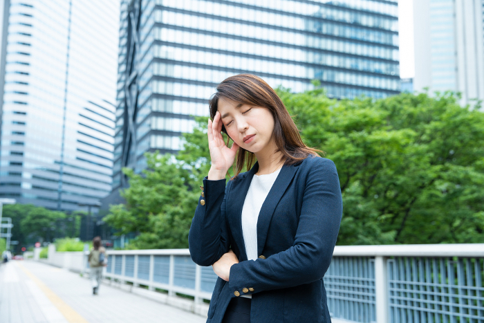 Japanese businesswoman in distress (Female / People)