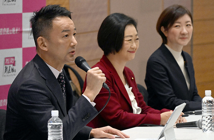 Reiwa Shinsengumi Oishi and Kushibuchi as co chairs Taro Yamamoto  left , representative of the Reiwa Shinsengumi, and Banri Kushibuchi  center  and Akiko Oishi, who were chosen to be co chairmen, at a press conference at the First Congressional District Hall of the House of Representatives, December 19, 2022, 1:10 p.m.  photo by Mikio Takeuchi.