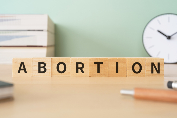 Image of abortion｜Desk with a block marked 