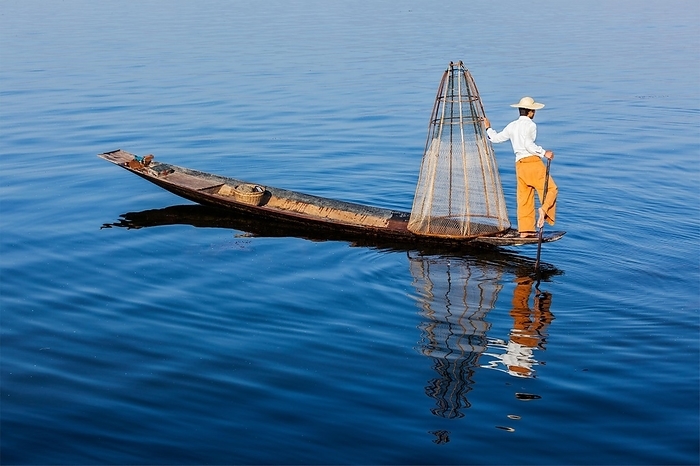 Myanmar travel attraction landmark, Traditional Burmese fisherman at Inle lake, Myanmar famous for their distinctive one legged rowing style, Photo by Dmitry Rukhlenko