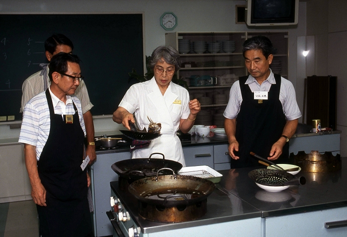 Man s Cooking Class  1990  Japan: 1990, Tokyo   Male retirees have new problems to tackle   cooking. More retirees turn to cooking classes as a retirement activity in the male   Photo by Kaku Kurita AFLO  FYJ 