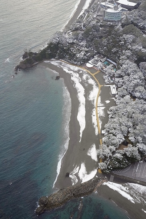 Heavy snowfall mainly on the Sea of Japan side Katsurahama Beach in Kochi City with snow on the ground, from the head office helicopter at 3:08 p.m. on December 23, 2022 in Kochi City.