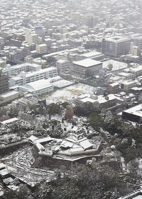 Heavy snowfall mainly on the Sea of Japan side The area around Kochi Castle  center  in Kochi City, covered with snow, at 3:18 p.m. on December 23, 2022, from the head office helicopter.