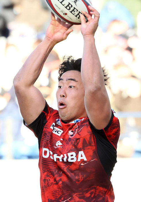 Toshiba Brave Lupus Tokyo defeated Ricoh Black Rams Tokyo at the Japan Rugby League One December 24, 2022, Kumagaya, Japan   Toshiba Brave Lupus Tokyo hooker Mamoru Harada throws the ball for line out during the Japan Rugby League One match against Ricoh Black Rams Tokyo in Tokyo on Saturday, December 24, 2022. Brave Lupus defeated Black Rams 17 7.   Photo by Yoshio Tsunoda AFLO 