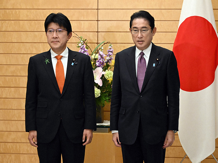 Junji Hasegawa, Parliamentary Vice Minister for Internal Affairs and Communications, poses for a commemorative photo with Prime Minister Fumio Kishida  right  after delivering his letter of resignation. Junji Hasegawa, Parliamentary Vice Minister for Internal Affairs and Communications, poses for a commemorative photo with Prime Minister Fumio Kishida  right  after delivering his letter of resignation at the Prime Minister s Office on December 28, 2022, at 10:31 a.m.  photo by Mikio Takeuchi 