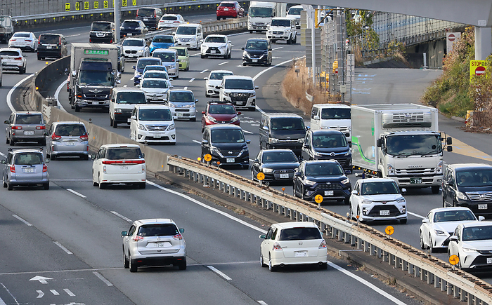 Rush to return home in various parts of Japan to start the year 2023 December 30, 2022, Tokyo, Japan   Motorists are caught in a traffic jam along a highway in Tokyo on Friday, December 30, 2022. Major railway stations, airports and highways are crowded with travelers for a week long New Year s holidays.   Photo by Yoshio Tsunoda AFLO  