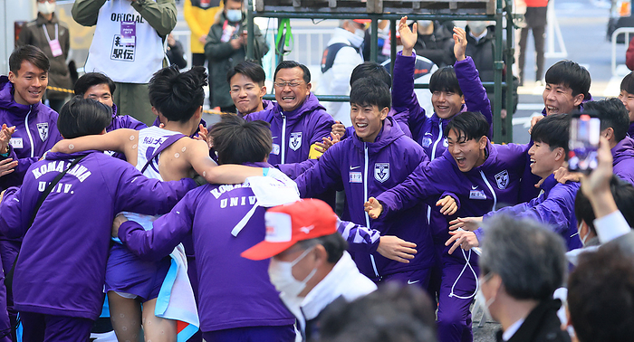 Komazawa University wins the 99th HAKONE EKIDEN.  The 99th Hakone Ekiden, return leg goal Manager Oyagi and runners welcome Komada University s 10th section runner, Aokaki  second from left in front , who cut the winning ribbon  photo by Yuki Ozaki .