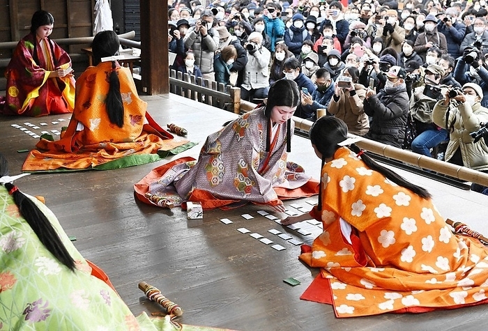 Dawn of 2023 Karuta Hajime Ceremony  was elegantly held in Heian attire as many Hatsumode visitors looked on.