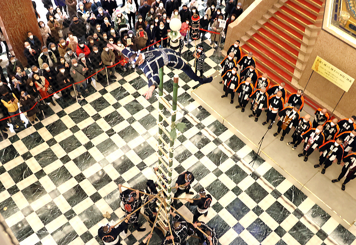 Edo Firemen s Memorial Association New Year s annual ladder ride January 4, 2023, Tokyo, Japan   Dressed in traditional Japanese fire fighters  uniform, a member of the Edo Firemanship Preservation Association displays an acrobatic performance on a bamboo ladder for the New Year s celebration at the Mitsukoshi department store in Tokyo on Wednesday, January 4, 2023. The traditional firefighters stunt attracts New Year shoppers.    Photo by Yoshio Tsunoda AFLO  