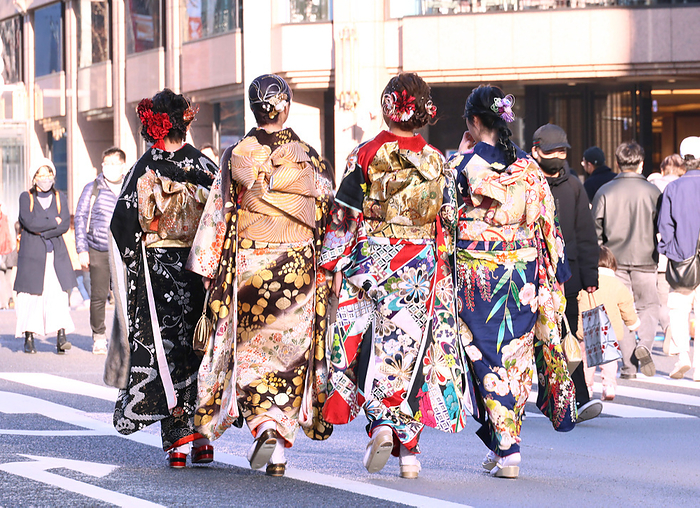 20 year old people gather at the ceremony for the Coming of Age Day January 9, 2023, Tokyo, Japan   Twenty year old people in colorful kimono dresses walk at Ginza fashion district in Tokyo for the Coming of Age Day on Monday, January 9, 2023.    Photo by Yoshio Tsunoda AFLO 