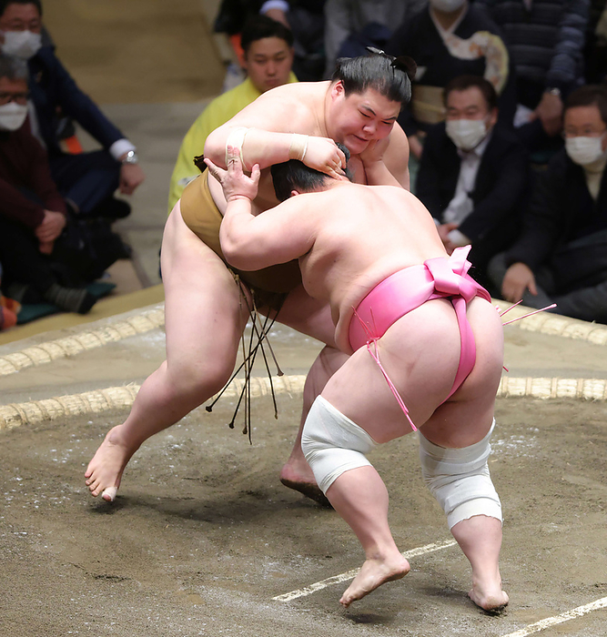 Sumo Tournament, 1st day of the tournament Wang Peng  left  withstands Ura s attack on Day 3 of the first tournament of the year, January 10, 2023  Date 20230110  Photo Location Ryogoku Kokugikan