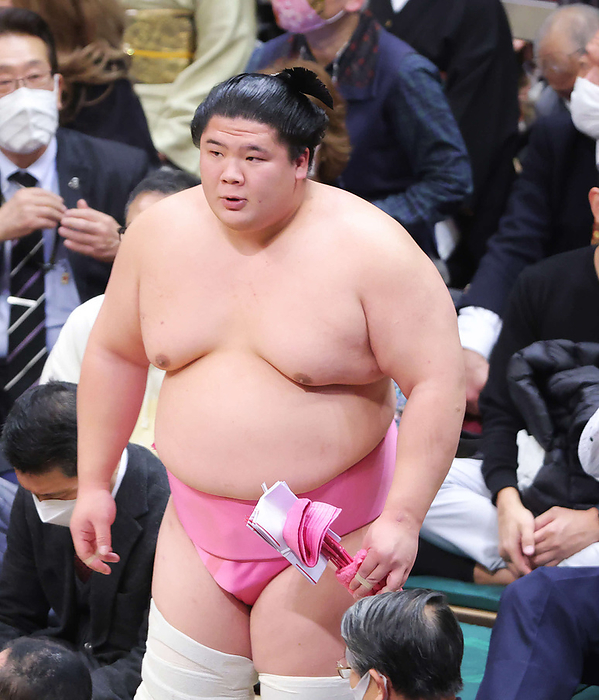 Sumo Tournament, 1st day of the tournament Ura pulls himself out of the ring after defeating Oho by oshidashi, January 10, 2023  Date January 10, 2023  Photo Location Ryogoku Kokugikan