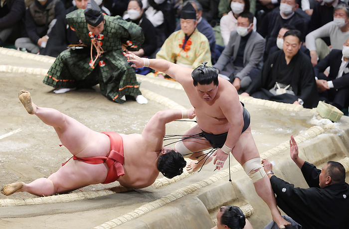 Sumo Tournament, 1st day of the tournament Abusaki  left  and Myogiryu, who will be sharing the same body, on the third day of the first Grand Sumo Tournament, January 10, 2023  Date January 10, 20230110  Photo Location Ryogoku Kokugikan